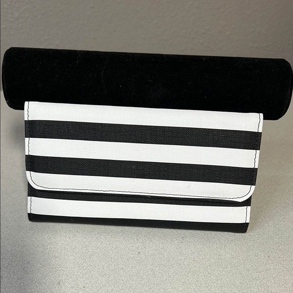Kut from the Kloth Black and White Wallet Sleek Design - Picture 3 of 5